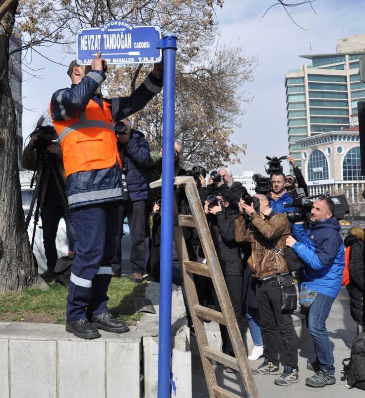 ABD elçiliği önündeki caddeye 'Zeytindalı' tabelası asıldı - Resim : 1